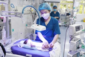 Chăm sóc cho trẻ sơ sinh tại Bệnh viện Sản nhi Quảng Ninh. (Ảnh minh họa: Bệnh viện cung cấp)