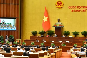 Bộ trưởng Văn hóa, Thể thao và Du lịch Nguyễn Văn Hùng trình bày tờ trình. (Ảnh: THỦY NGUYÊN)