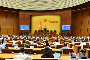 Quốc hội biểu quyết thông qua Nghị quyết của Quốc hội về thí điểm bổ sung một số cơ chế, chính sách đặc thù phát triển tỉnh Nghệ An. (Ảnh: THỦY NGUYÊN) 