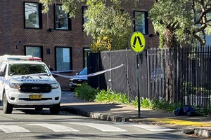 Xe cảnh sát tại hiện trường vụ đâm dao tại Đại học Sydney ở Camperdown, Australia, ngày 2/7/2024. (Ảnh: Reuters) 