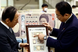 Thủ tướng Nhật Bản Kishida Fumio giới thiệu các tờ tiền mới mệnh giá 10.000 yên, 5.000 yên và 1.000 yên cùng Thống đốc Ngân hàng trung ương Nhật Bản (BOJ) Kazuo Ueda, tại trụ sở BOJ ở Tokyo, Nhật Bản, ngày 3/7/2024. (Ảnh: Reuters) 