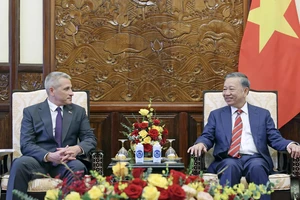 Chủ tịch nước Tô Lâm tiếp Đại sứ Belarus tại Việt Nam Uladzimir Baravikou. (Ảnh: TTXVN)
