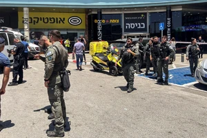 Lực lượng an ninh Israel tập trung bên ngoài trung tâm mua sắm sau vụ tấn công bằng dao ở Karmiel, miền bắc Israel, ngày 3/7/2024. (Ảnh: Reuters) 