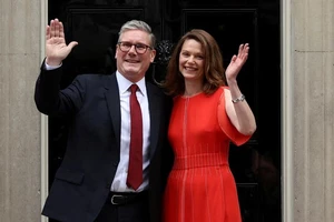 Tân Thủ tướng Anh Keir Starmer và phu nhân có mặt tại số 10 phố Downing, London, Anh, ngày 5/7/2024. (Ảnh: Reuters) 