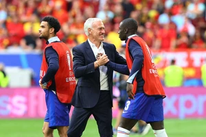 Huấn luyện viên Didier Deschamps ăn mừng với các tuyển thủ Pháp sau trận thắng Bỉ để vào tứ kết. (Ảnh: REUTERS) 