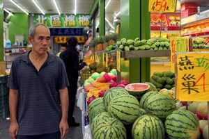 Người dân Đài Loan (Trung Quốc) mua trái cây ở Đài Bắc, Đài Loan, ngày 2/7/2024. (Ảnh: Reuters) 