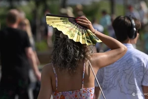 Người dân đi dạo dưới trời nắng nóng tại công viên Zaryadye ở Moskva, Nga. (Ảnh minh họa: RIA Novosti) 