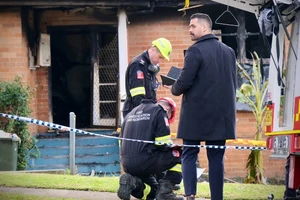 Cảnh sát tiến hành điều tra tại hiện trường ngôi nhà bị cháy. (Ảnh: ABC News) 