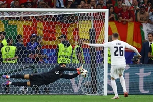 Thủ thành Diogo Costa của Bồ Đào Nha cản phá quả đá luân lưu của Josip Ilicic bên phía Slovenia trong trận đấu vòng 1/8 EURO 2024. (Ảnh: Reuters) 