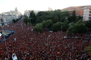 Biển người tham dự cuộc diễu hành mừng chiến thắng của đội tuyển bóng đá nam Tây Ban Nha tại EURO 2024, Madrid, Tây Ban Nha, ngày 15/7/2024. (Ảnh: Reuters) 