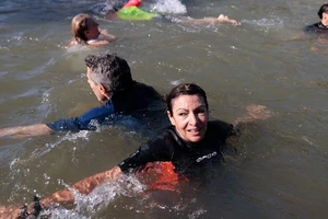Thị trưởng Paris Anne Hidalgo bơi trên sông Seine để xua tan đi lo ngại về vấn đề chất lượng nước sông không bảo đảm cho việc tổ chức môn bơi lội ngoài trời ở Olympic Paris. (Ảnh: Reuters) 