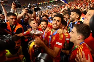 Các cầu thủ Tây Ban Nha ăn mừng cúp vô địch EURO 2024. (Ảnh: Reuters)