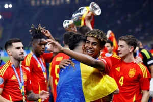Các cầu thủ Tây Ban Nha ăn mừng cùng chiếc cúp vô địch EURO 2024. (Ảnh: Reuters) 