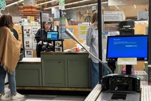 Màn hình máy tính tiền hiển thị “màn hình xanh chết chóc” tại một cửa hàng tạp hóa bị ảnh hưởng bởi sự cố máy tính toàn cầu ở Sydney, Australia, ngày 19/7/2024. (Ảnh: Reuters) 