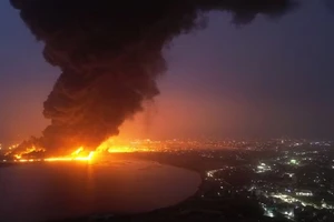 Khói bốc lên từ đám cháy sau cuộc không kích của Israel ở Hodeidah, Yemen, ngày 20/7/2024. (Ảnh: Trung tâm truyền thông Houthi/Reuters) 