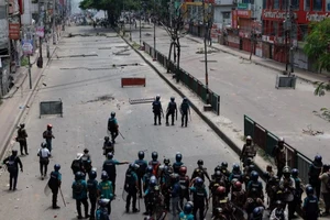 Quân đội và cảnh sát Bangladesh kiểm soát tình hình trước đám đông người biểu tình bên ngoài Đài Truyền hình nhà nước Bangladesh, Dhaka, Bangladesh, ngày 19/7/2024. (Ảnh: Reuters) 