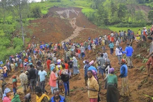 Hàng trăm người tập trung cứu nạn tại địa điểm xảy ra trận lở đất ở Gofa, miền nam Ethiopia, ngày 22/7/2024. (Ảnh: Sở Truyền thông Gofa)