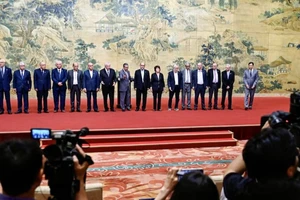 Bộ trưởng Ngoại giao Trung Quốc Vương Nghị cùng các thành viên của các phe phái Palestine trong lễ ký kết "Tuyên bố Bắc Kinh" tại Nhà khách Điếu Ngư Đài ở Bắc Kinh, Trung Quốc, ngày 23/7/2024. (Ảnh: Pool/Reuters) 