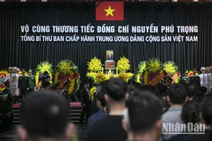Người nước ngoài tỏ lòng thành kính với Tổng Bí thư Nguyễn Phú Trọng 