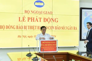 Phó Thủ tướng, Bộ trưởng Ngoại giao Bùi Thanh Sơn và các lãnh đạo, cán bộ, công chức, viên chức, người lao động trong Bộ Ngoại giao quyên góp ủng hộ đồng bào bị thiệt hại do bão lũ.