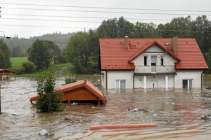 Một ngôi nhà bị ngập khi nước sông Biala Ladecka tràn vào khu vực Ladek-Zdroj ở Klodzko, Ba Lan, ngày 15/9/2024. (Ảnh: Agencja Wyborcza.pl/Reuters) 