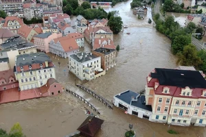 Một cây cầu bị nhấn chìm trong nước lũ ở Klodzko, tỉnh Hạ Silesia, Ba Lan, ngày 15/9/2024.