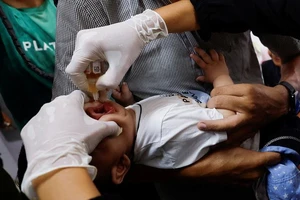 Trẻ em Palestine được tiêm vaccine phòng bệnh bại liệt tại bệnh viện Nasser ở Khan Younis, phía nam Dải Gaza, ngày 31/8/2024. (Ảnh minh họa: Reuters)