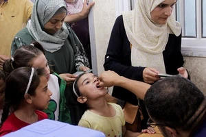 Trẻ em Palestine được uống vaccine ngừa bại liệt, Jabalia, phía bắc Dải Gaza, ngày 10/9/2024. (Ảnh: Reuters) 