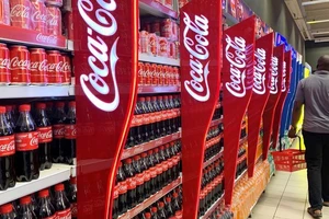 Các sản phẩm đồ uống của Coca-Cola bày bán tại một trung tâm thương mại ở Lagos, Nigeria. (Ảnh: Reuters) 