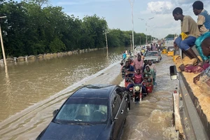 Người dân ở Maiduguri, phía bắc bang Borno, Nigeria, di tản trước ảnh hưởng của lũ lụt, ngày 15/9/2024. (Ảnh: Reuters) 