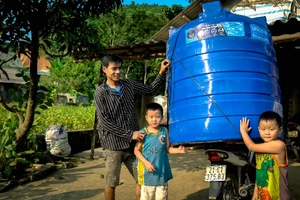 Người dân Yên Bái bị ảnh hưởng bởi bão lũ nhận thùng nước hỗ trợ từ UNICEF. (Ảnh: UNICEF Việt Nam) 