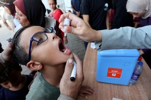 Trẻ em Palestine được cung cấp vaccine ngừa bại liệt trong đợt tiêm chủng thứ 2 tại Deir Al-Balah, miền trung Dải Gaza, ngày 14/10/2024. 