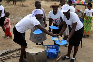 Phục vụ cháo truyền thống tại vùng nông thôn Kotwa ở Mudzi, Zimbabwe, ngày 2/7/2024. (Ảnh: Reuters) 