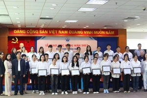 Quỹ Thắp sáng niềm tin trao học bổng cho sinh viên khu vực phía bắc năm 2023.