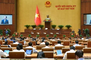 Bộ trưởng Khoa học và Công nghệ Huỳnh Thành Đạt trình bày Tờ trình dự thảo Luật sửa đổi, bổ sung một số điều của Luật Tiêu chuẩn và quy chuẩn kỹ thuật. (Ảnh: ĐĂNG KHOA)