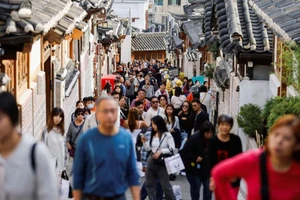 Du khách tham quan làng cổ Bukchon Hanok ở Seoul, Hàn Quốc, ngày 25/10/2024. (Ảnh minh họa: Reuters) 