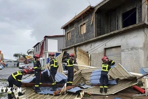 Cảnh tàn phá sau khi bão Chido quét qua lãnh thổ hải ngoại Mayotte của Pháp, ngày 15/12/2024. (Ảnh: Reuters/TTXVN) 