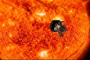 Mô phỏng hình ảnh tàu vũ trụ Parker Solar Probe bay vào bầu khí quyển bên ngoài của Mặt trời. (Nguồn: NASA/Reuters)