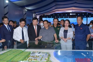 Thủ tướng Phạm Minh Chính cùng các đại biểu tham quan mô hình Khu Công nghiệp Sơn Mỹ 1.