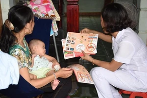 Cán bộ y tế Diễn Châu đến tận nhà để tuyên truyền cho người dân về sốt xuất huyết.
