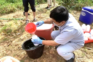 Đoàn công tác Sở Tài Nguyên và Môi trường tỉnh Đắk Lắk lấy mẫu nước thải về phân tích, kiểm tra tình trạng ô nhiễm.
