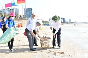 Các đoàn viên thanh niên ra quân vệ sinh bãi biển.