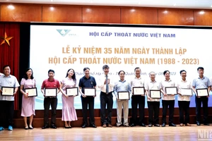 Hội Cấp thoát nước Việt Nam trao Kỷ niệm chương vì sự nghiệp cấp thoát nước cho các cá nhân tại lễ kỷ niệm.