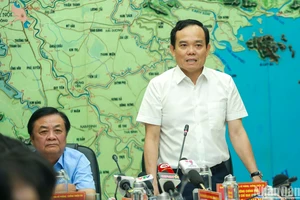 Phó Thủ tướng Chính phủ Trần Lưu Quang, Trưởng Ban Chỉ đạo quốc gia về Phòng chống thiên tai, Chủ tịch Ủy ban quốc gia Ứng phó sự cố thiên tai và Tìm kiếm cứu nạn phát biểu chỉ đạo cuộc họp.