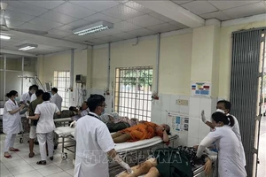Các bác sĩ Bệnh viện đa khoa tỉnh Khánh Hòa cấp cứu ban đầu cho các nạn nhân bị tai nạn giao thông trên đèo Khánh Lê. (Ảnh: Phan Sáu/TTXVN)