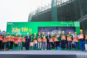Các đồng chí Ủy viên Trung ương Đảng: Lê Quốc Minh, Nguyễn Đình Khang tặng quà Tết cho công nhân lao động tại công trường Ecopark.