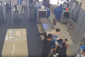 [Video] Nữ nhân viên an ninh kịp thời đỡ bé bị ngã khỏi bàn kiểm tra hành lý
