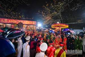 [Ảnh] Hàng nghìn du khách đội mưa, trắng đêm dự lễ khai ấn đền Trần 