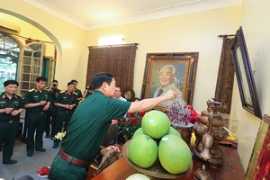 Đại tướng Phan Văn Giang dâng hương tưởng nhớ Đại tướng Võ Nguyên Giáp.