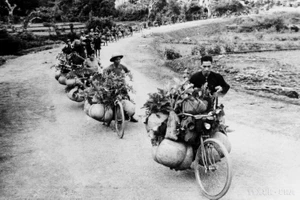 Đội quân xe đạp thồ huyền thoại trong chiến dịch Điện Biên Phủ. (Ảnh: TTXVN)